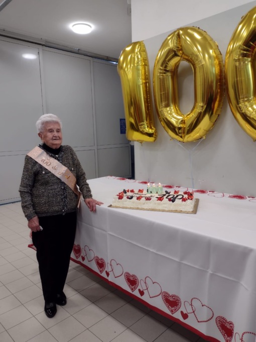 Natalina Fumagalli gira  la boa del secolo, il segreto? «Mangiare, bere e lavorare»