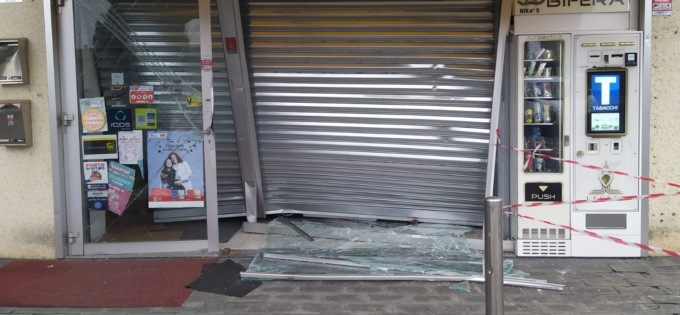 Spaccata alla tabaccheria di Coccaglio: usano l’auto come ariete e fuggono con il fondo cassa