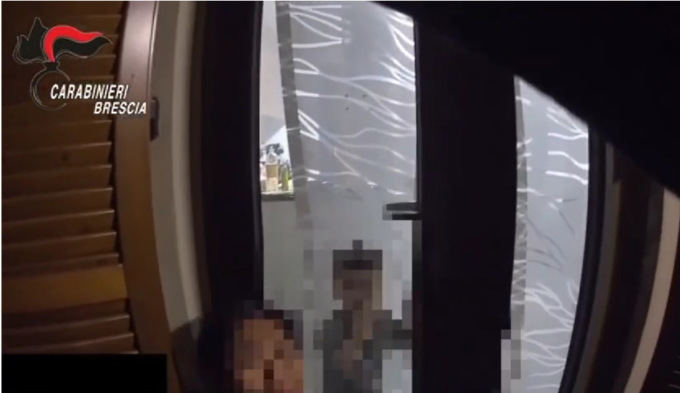 Travagliato, resta chiusa fuori casa con i fornelli accesi: i carabinieri salvano i figli dall’incendio