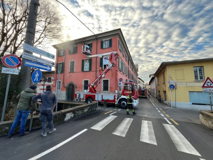 Incendio a Chiari, in fiamme un’abitazione: pesanti danni