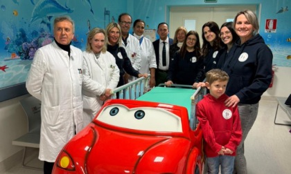 La solidarietà sfreccia con la nuova ludobarella donata ai bambini della Pediatria