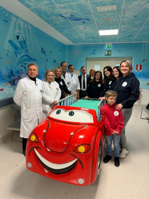 La solidarietà sfreccia con la nuova ludobarella donata ai bambini della Pediatria