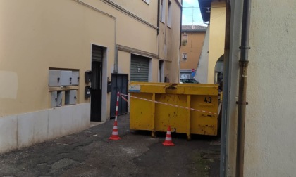 Abuso edilizio e rifiuti pericolosi dietro il cassone di macerie