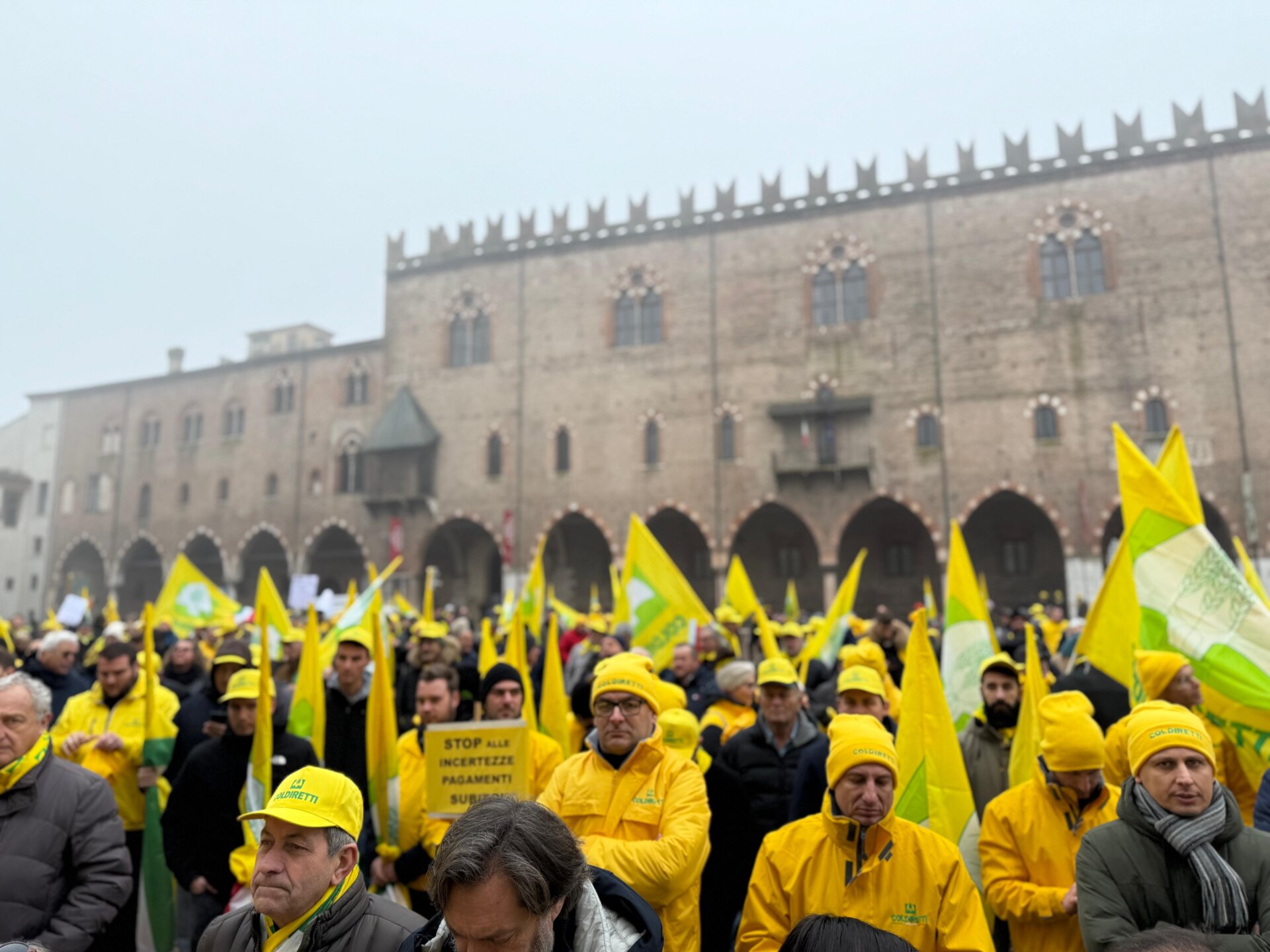 imprenditori agricoli in piazza Sordella a Mantova