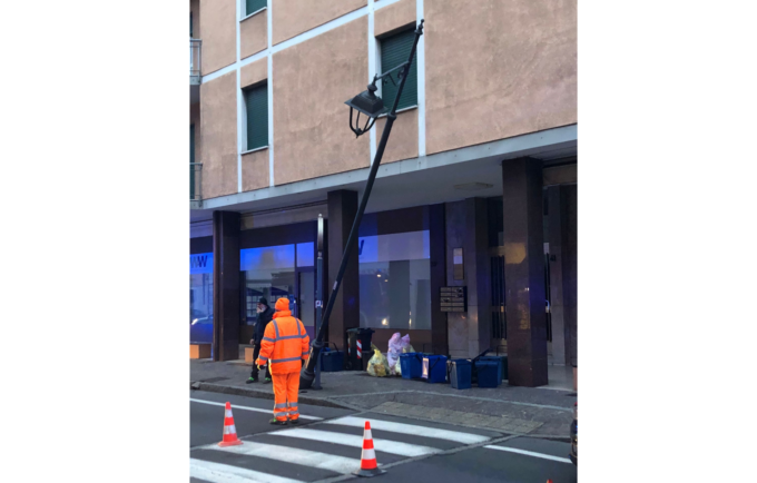 In retromarcia urta un lampione: traffico in tilt a Rovato