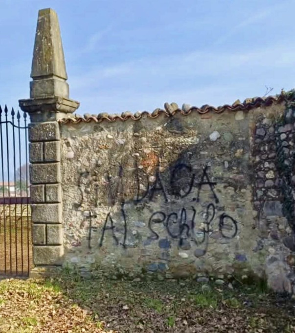 Scritte offensive contro il sindaco di Passirano: “Non merita insulti simili”