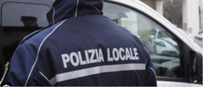 A zig zag nel traffico, sotto effetto di droga e senza patente: scattano denuncia e sequestro del veicolo
