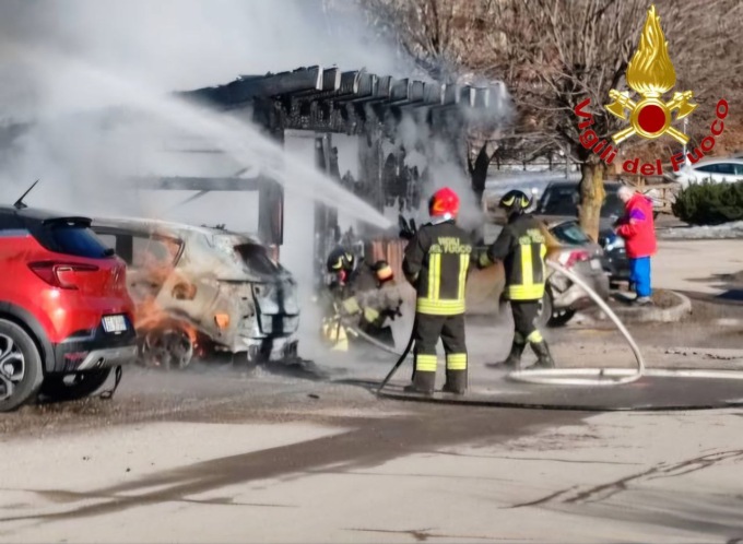 A fuoco deposito in legno, in fiamme anche l’auto nel parcheggio