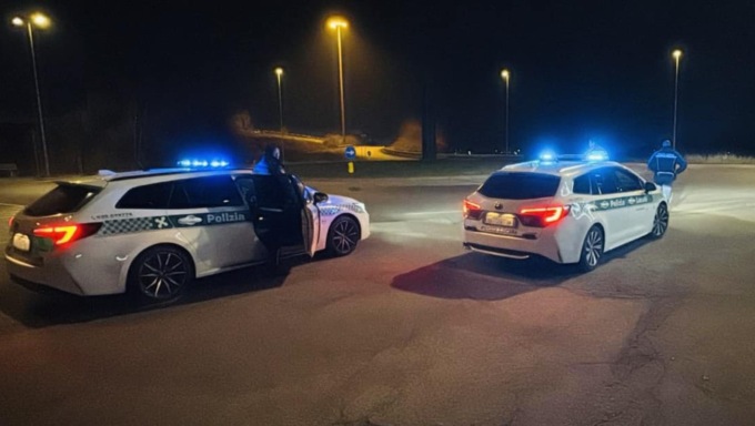 Alla guida senza patente, la Locale lo insegue e lui si dà alla fuga