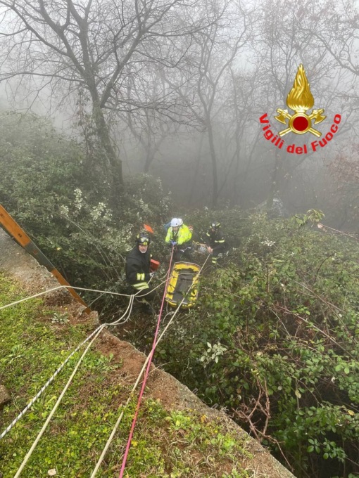 Auto esce dalla sede stradale, paura per una donna