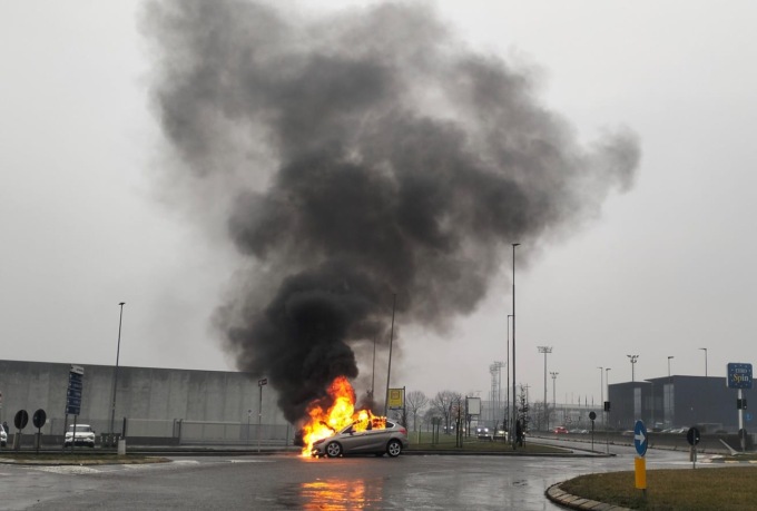Auto in fiamme, paura a Rovato