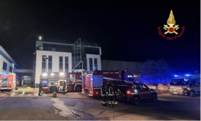 Castiglione delle Stiviere: a fuoco un capannone