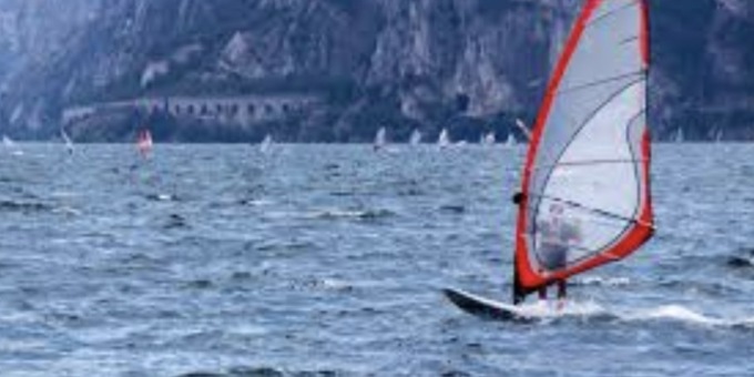 Divieto di balneazione e windsurfing in Alto Garda, la comunicazione della Guardia Costiera