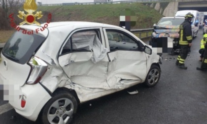 Frontale allo svincolo di Brescia Ovest, grave una 21enne