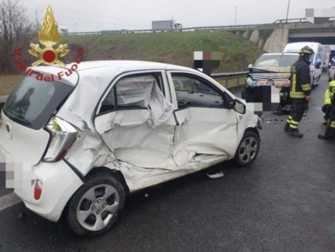Frontale allo svincolo di Brescia Ovest, grave una 21enne