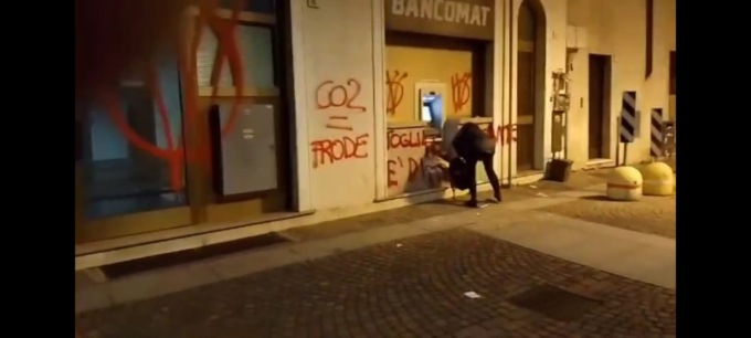 I vandali che hanno imbrattato il centro di Montichiari pubblicano il video del raid su Telegram