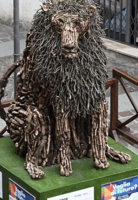 “Il Custode”, inaugurato il maestoso leone in legno a Brescia