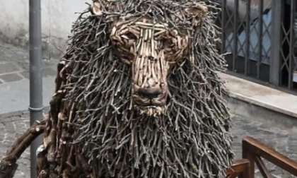 "Il Custode", inaugurato il maestoso leone in legno a Brescia