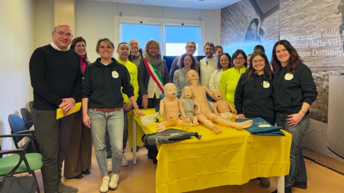 Quattro manichini in dono per formare i genitori dei pazienti delle Cure Palliative Pediatriche