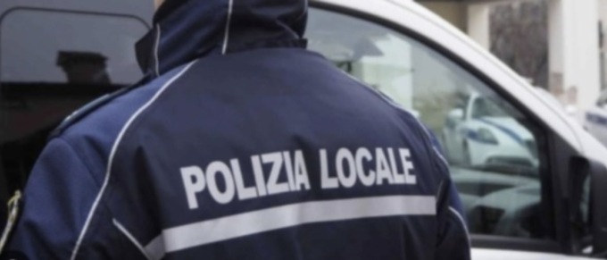 Percorre contromano via Calatafimi: trovato in possesso di droga e senza patente