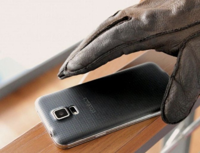 Prende il caffè al bar e poi ruba il cellulare sul bancone: scatta la denuncia