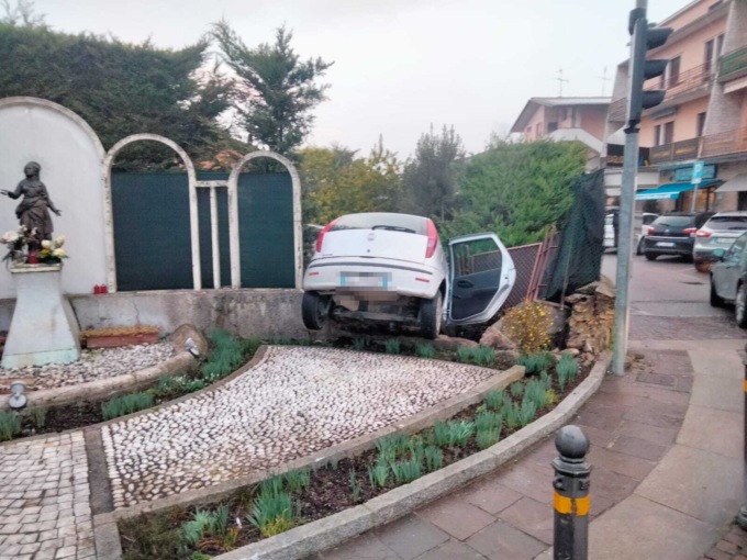 Rudiano: accusa un malore al volante e si schianta contro il muro