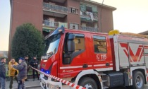 Scoppia l'incendio mentre cucina, evacuata una palazzina a Coccaglio