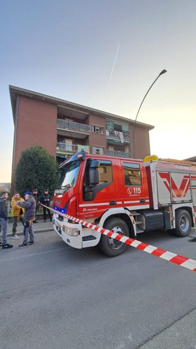 Scoppia l’incendio mentre cucina, evacuata una palazzina a Coccaglio