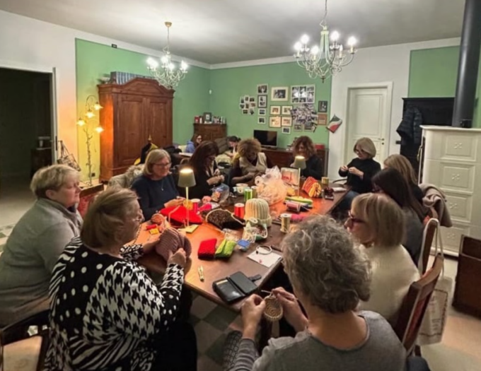 Uncinetto e chiacchiere, divertimento e cuore: la ricetta di «Quelle del Lunedì»