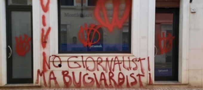 Scritte offensive sui muri della redazione di MontichiariWeek, l’Ordine dei Giornalisti condanna l’accaduto