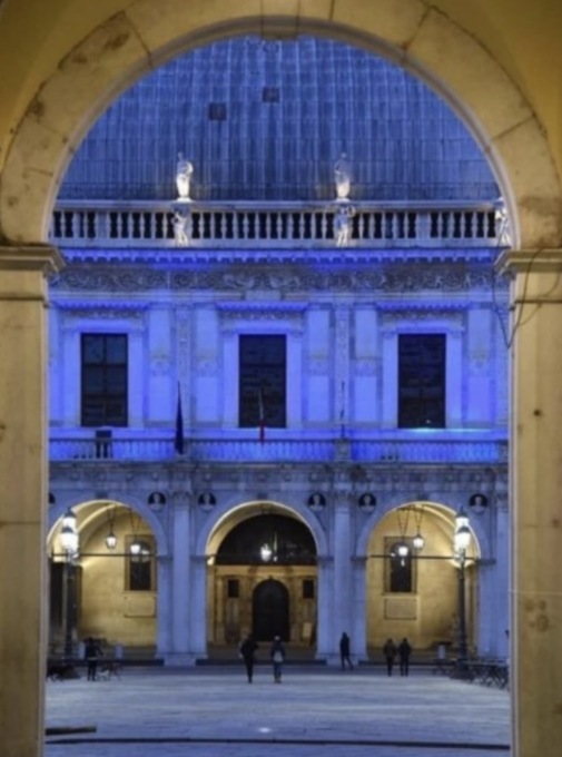 Sindrome di Angelman: Palazzo Loggia si illumina di blu