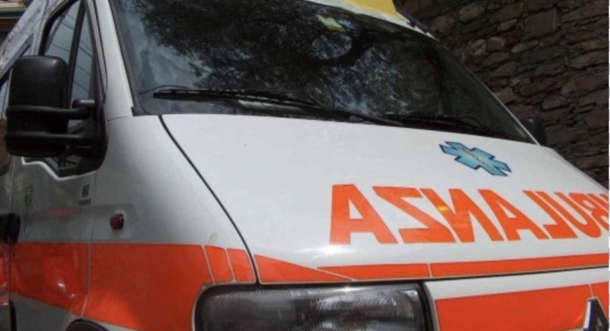 Travolto da un mezzo pesante muore sul colpo in A35, nulla da fare per un 57enne