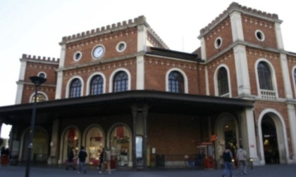 Ventenne in stato alterato infastidisce i presenti in stazione, scatta l’allontanamento temporaneo