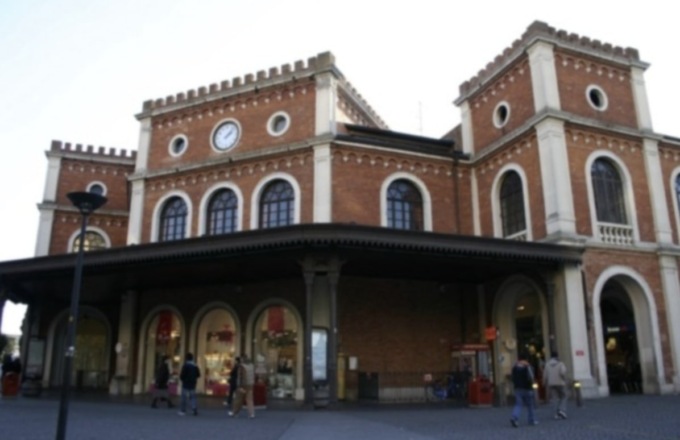 Ventenne in stato alterato infastidisce i presenti in stazione, scatta l’allontanamento temporaneo