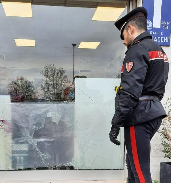 Spacca la vetrina di un negozio con un sasso per rubare, arrestato un 23enne a Brescia