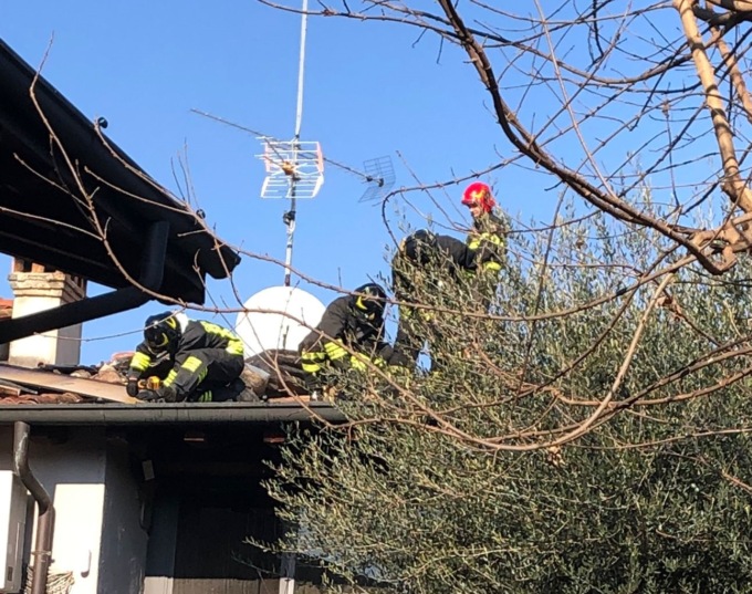 Il tetto va a fuoco mentre i proprietari sono in vacanza