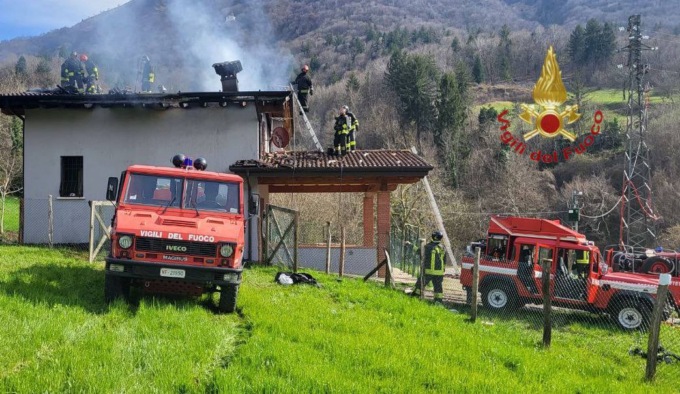 A fuoco il tetto di un’abitazione a Lodrino: l’intervento dei Vigili del Fuoco