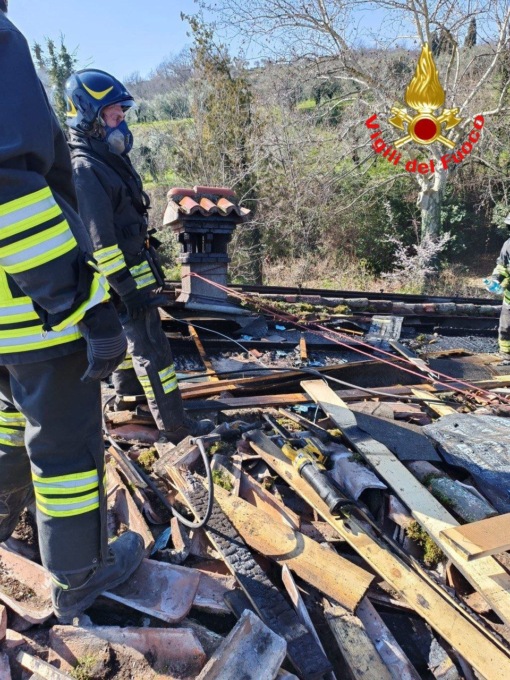 A fuoco un tetto a Salò, l’intervento dei Vigili del Fuoco