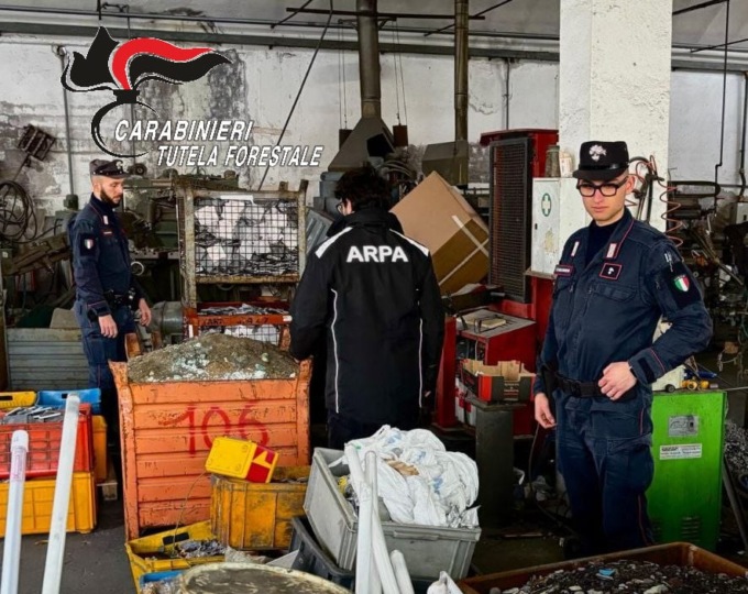 Agnosine: sequestrati quattordici tonnellate di rifiuti speciali, ottocento litri di rifiuti liquidi e cinque auto fuori uso