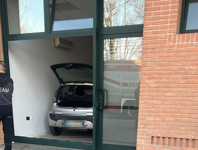 Auto sfonda la vetrina di un negozio a Palazzolo sull’Oglio, ferita la donna al volante