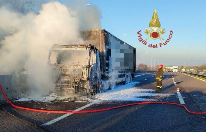 Autoarticolato in fiamme fra i caselli di Brescia Est e Desenzano