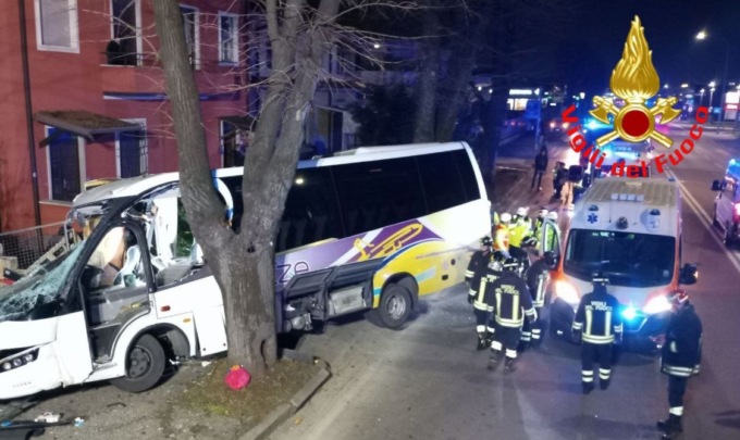 Bus Shuttle si schianta in via Orzinuovi: muore un uomo