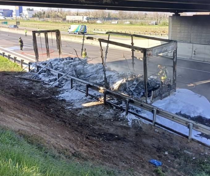 A4, camion a fuoco: chiuso lo svincolo della Sp19, lunghe code