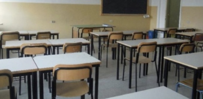 Crollo di calcinacci dal soffitto della scuola primaria, paura nella notte
