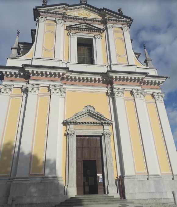 Danneggiano con l’auto la porta d’ingresso della chiesa di San Giovanni Battista, scatta la denuncia per due giovani