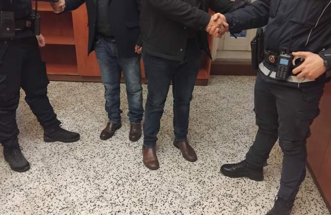 Due operai trovano soldi per strada e li restituiscono ma nessuno si fa vivo: dopo un anno il denaro viene restituito a chi l’aveva trovato