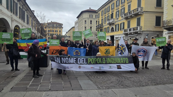 “Ecogiustizia per il Sito d’Interesse Nazionale di Brescia-Caffaro”: il flash mob a Brescia