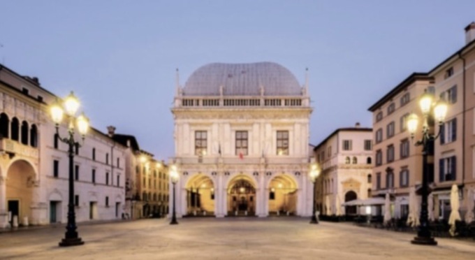Endometriosi, palazzo Loggia si illumina di giallo