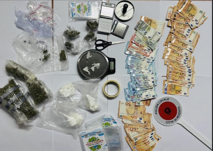 Fugge dagli agenti e lancia droga fuori dal finestrino: scattano le manette