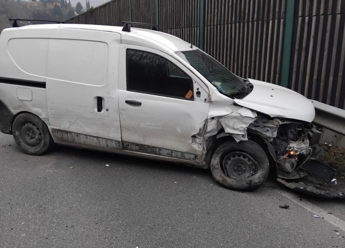 Furgone esce di strada, rallentamenti a Roé Volciano